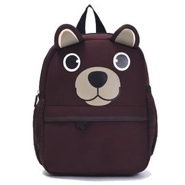 Μικρή τσάντα δημοτικού σχολείου των ζωηρόχρωμων παιδιών με τη χαριτωμένη εμφάνιση αρκούδων